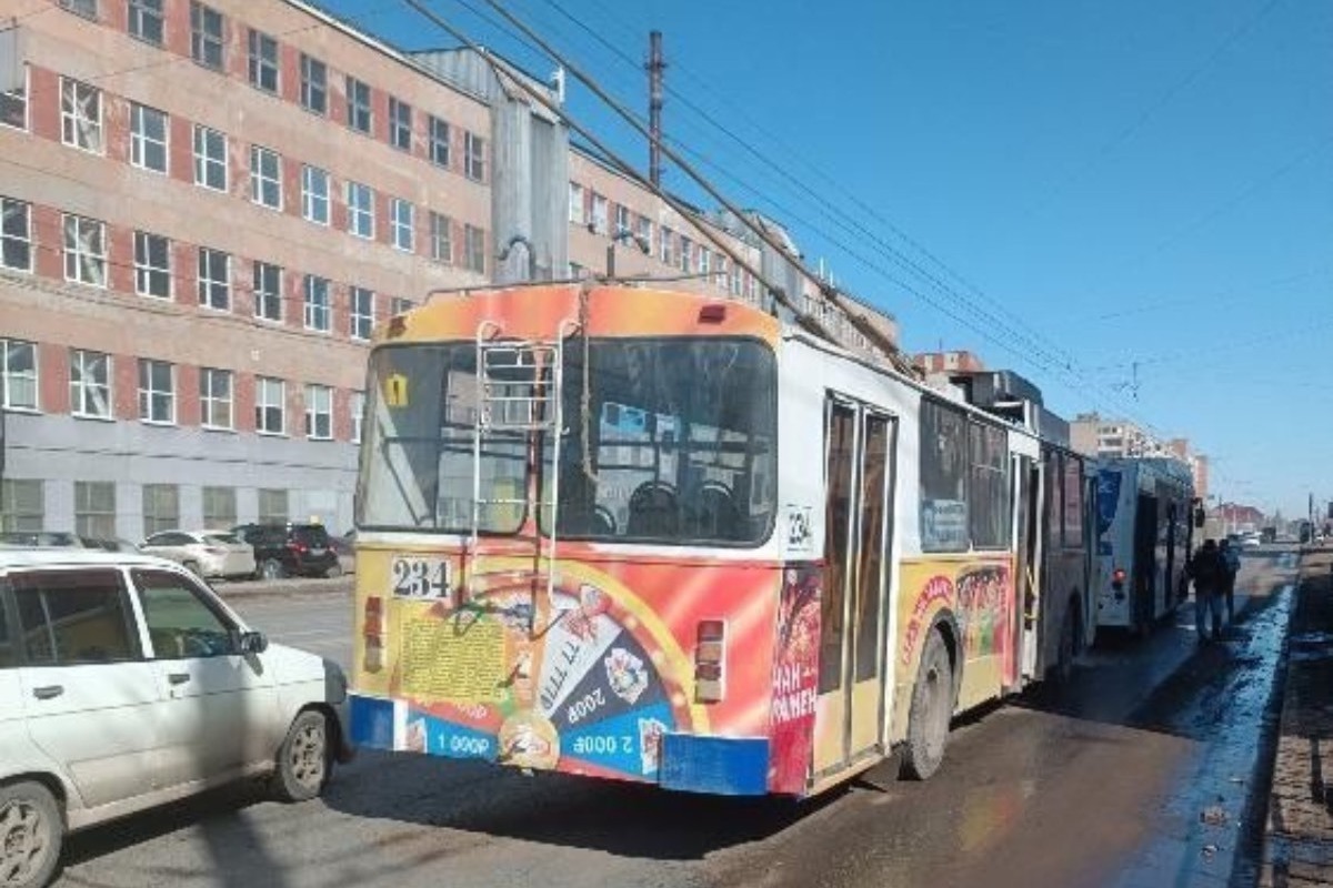 В Омске троллейбус столкнулся с автобусом - МК Омск