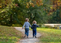 Для самостоятельных прогулок ребенка безопасным возрастом является возраст – 7-8 лет, рассказала «Газете