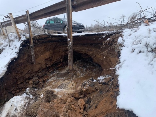 В округе Тверской области вода частично размыла мост: движение перекрыли