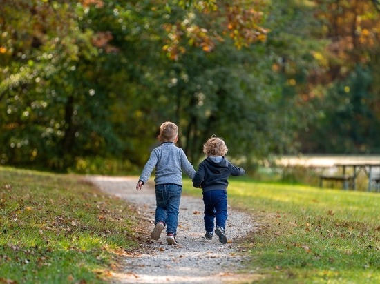 Назван безопасный возраст для самостоятельных прогулок ребенка