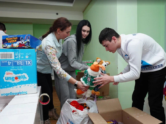 В Новом Уренгое школьники и детсадовцы собрали 300 посылок с подарками для детей Волновахи