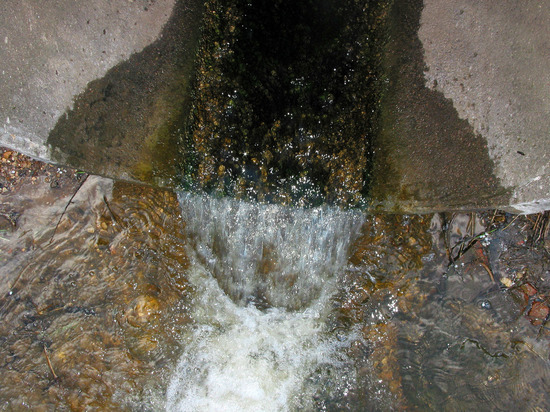 Минэкологии Подмосковья назвало причину появления красной реки в Рузе