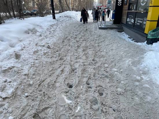 Северяне стали чаще жаловаться на складирование снега в населенных пунктах