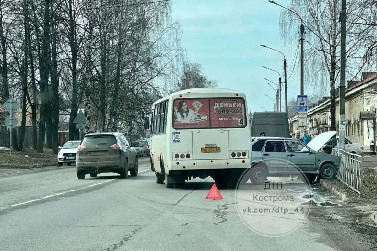 Костромские ДТП: сегодня автобусы дважды выясняли отношения с легковыми авто  - МК Кострома