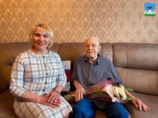 Глава теруправления Заводского района Орла поздравила ветерана с 97-летием