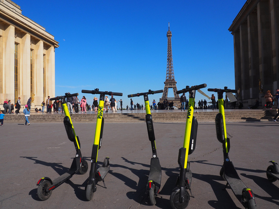 В Париже запретят аренду электросамокатов: 90% назвали это развлечение небезопасным0