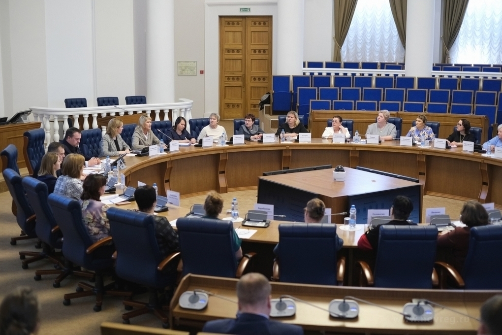 Новгородское самоуправление. Заседание политиков. Органы власти в Новгородской области. Структура правительства Новгородской области.