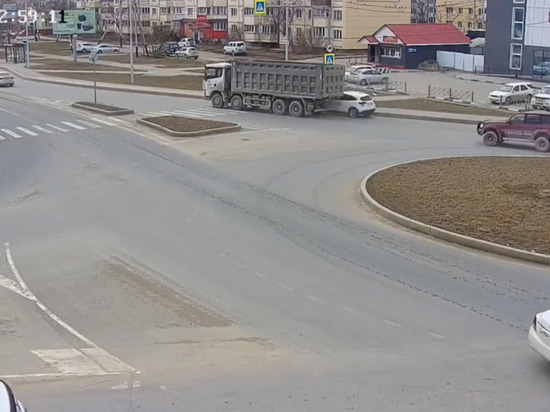 Грузовик снес зеркало у легкового автомобиля на кольце в Южно-Сахалинске