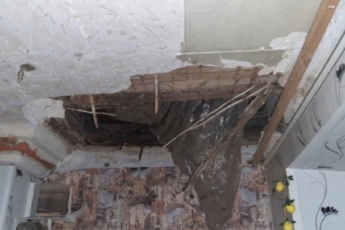 Муниципально-финансовое ЧП : в костромском доме обвалился потолок, а УК чинить его не на что…