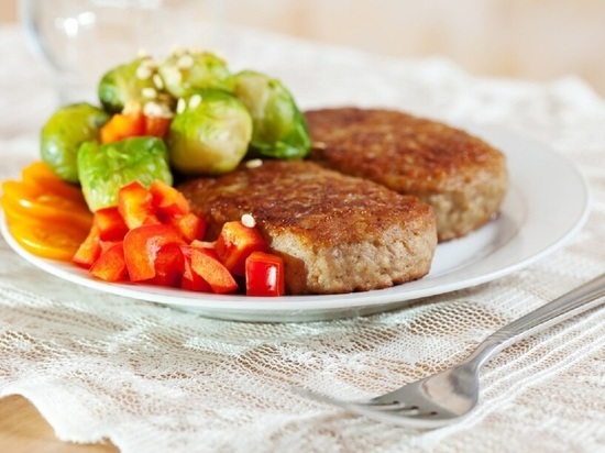 Что добавить в фарш для пельменей, чтобы блюдо получилось вкусным: повара раскрыли секреты