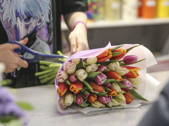 Мужчина пришел в цветочный магазин за подарком для девушки, но изнасиловал продавца