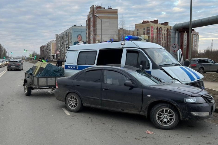 Костромские ДТП: «Ниссан» задел полицейский минивэн