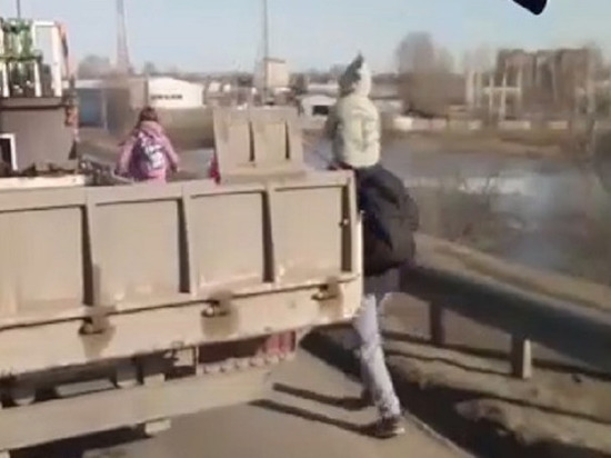 Семья с двумя детьми бежала по обочине дороги в аэропорт Толмачёво из-за аварии