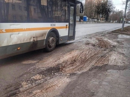 Асфальт растаял на новой автобусной остановке в Звенигороде