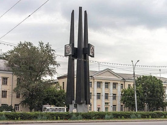 В Новосибирске приступили к ремонту стелы «Штыки» на Сибиряков-Гвардейцев