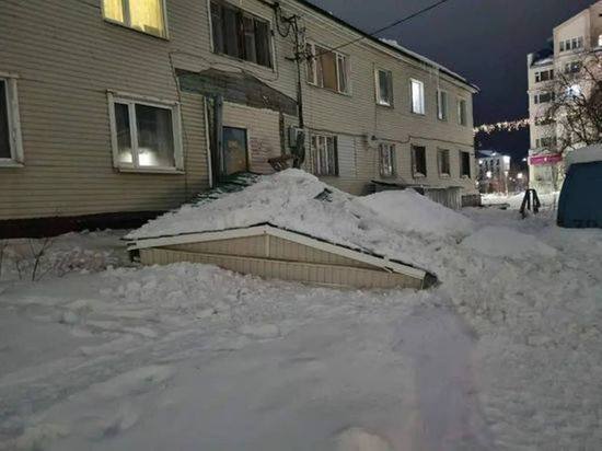 В Салехарде прокуратура заставила УК починить рухнувший от снега козырек после публикации «МК Ямал»