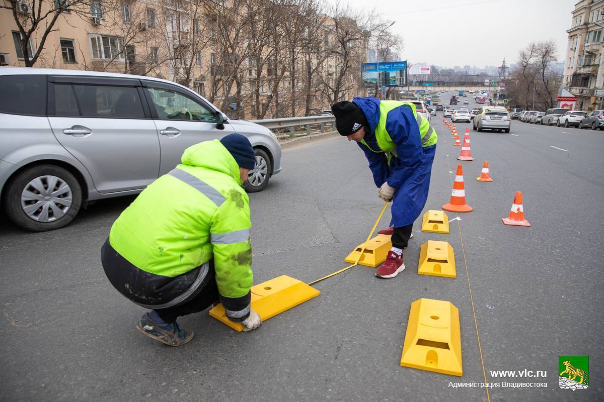 Делиниаторы устанавливают в районе выезда со Светланской во Владивостоке -  МК Владивосток