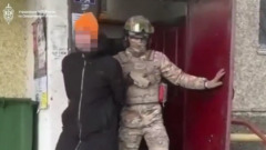 ФСБ опубликовала видео задержания в Нижнем Тагиле супругов за госизмену