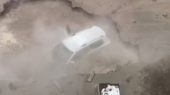В Петербурге прорвало трубу с кипятком, в яме утонула машина: видео