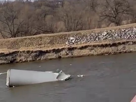 Водолазы МЧС работают на месте падения фуры в реку в Хабаровском крае