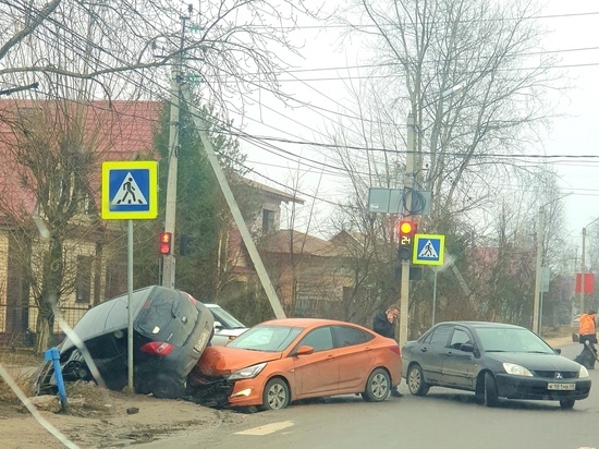 В Твери одна иномарка попыталась перепрыгнуть другую