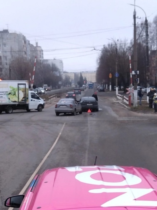 В Твери столкнулись две иномарки: на место выехала полиция