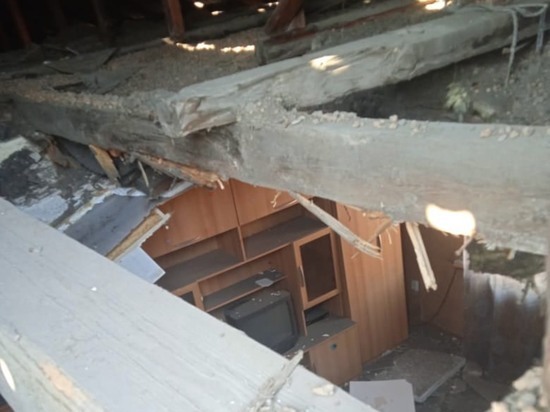В Привокзальном поселке Омска обрушился потолок в многоквартирнике