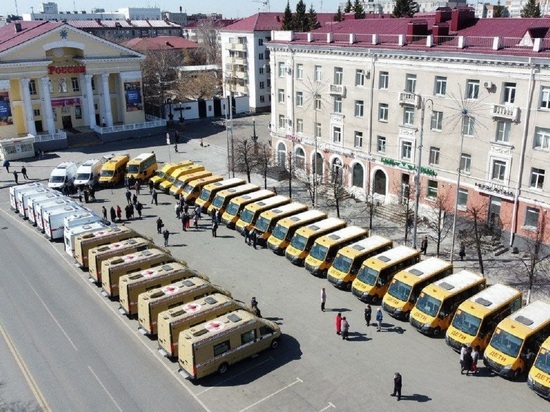 Новые мобильные ФАПы, школьные автобусы и машины скорой помощи передали в курганские районы