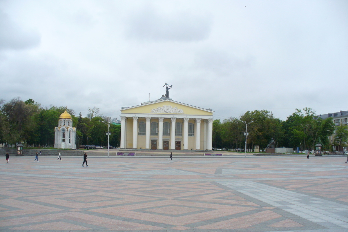 Соборная площадь Белгород театр. Театральный сквер Белгород. Площадь в Белгороде вблизи. Драмтеатр в Белгороде Соборная площадь.