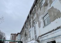 Жители Мурманска снова пожаловались на неубранный снег во дворах. В этот раз сугробами завалило территорию перед многострадальным домом на улице Папанина, 7.