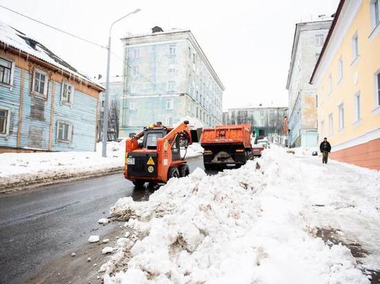 За апрель из Мурманска планирует вывезти 180 тысяч кубометров снега