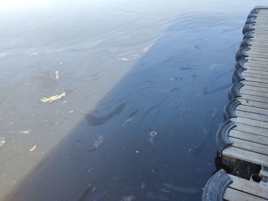 В Астрахани спасатели обнаружили загрязнение акватории реки