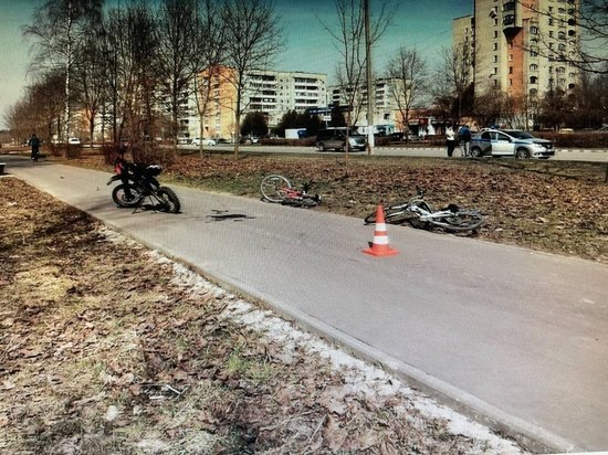 В Обнинске подросток на мотоцикле на тротуаре сбил велосипедиста