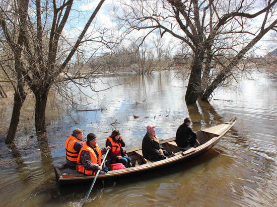 В Нижегородской области затопило участок дороги в Воскресенском