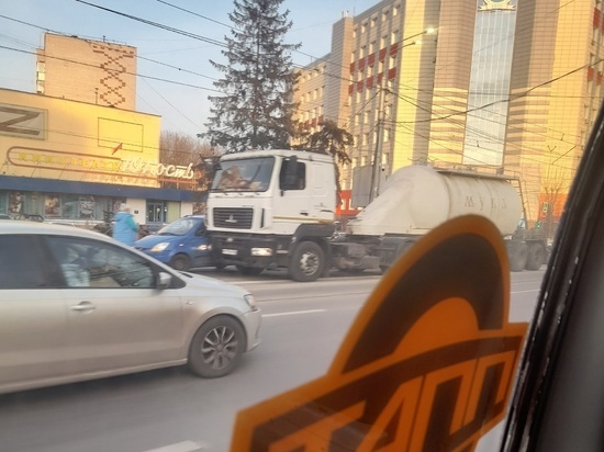 В центре Курска ДТП с муковозом остановило движение трамваев