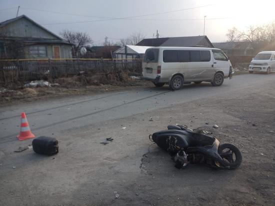 Подросток на мопеде влетел в микроавтобус Toyota Hiace на Сахалине