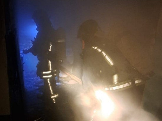 В Барнауле эвакуировали 10 человек из горящего дома