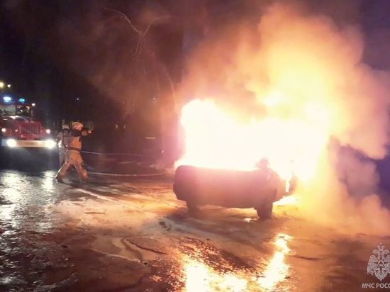 В Омске на парковке в Кировском округе полностью сгорел автомобиль