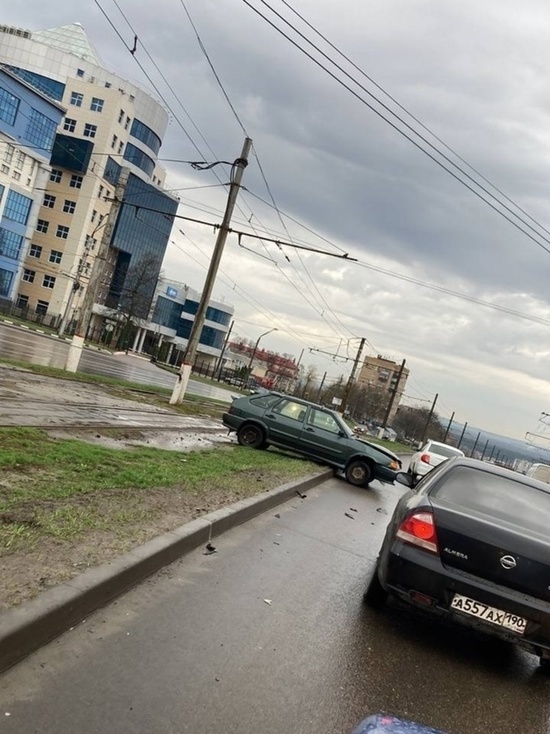 Перекресток на курском. Перекресток фото. Машина на улице.