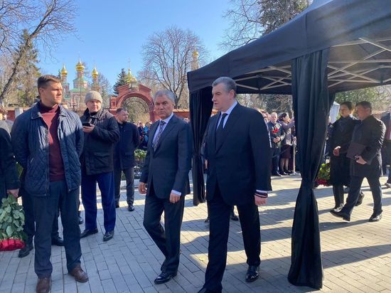 Володин пришел на открытие памятника Жириновскому