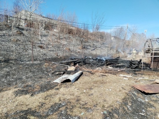 В свердловском селе из-за ландшафтного пожара чуть не сгорел детсад