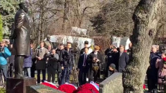 Володин, Слуцкий открыли памятник Жириновскому: видео с  Новодевичьего кладбища