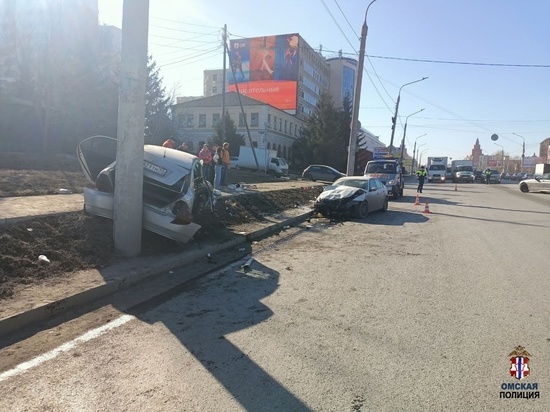 В Омске двое человек попали в больницу после ДТП в центре города