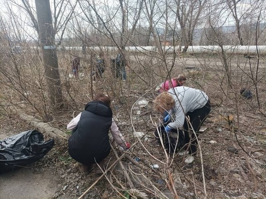 Пензенские рабочие убирают мусорные навалы во дворах