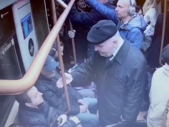 Пассажир Кольцевой линии московского метро брызнул перцовым баллончиком в лицо пенсионеру