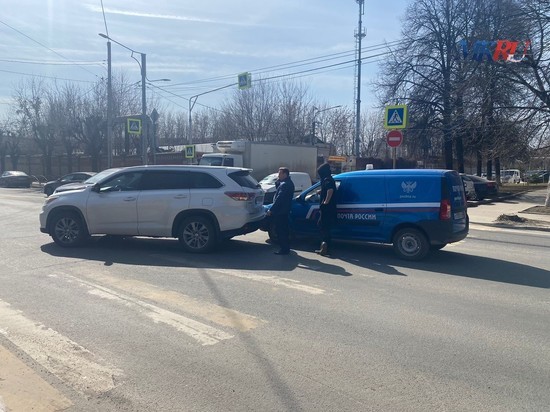 На перекрёстке в центре Рязани произошло ДТП с участием машины Почты России