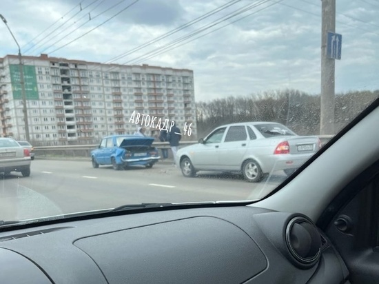 В Курсе лихач на «Приоре» устроил «шашки» на Энгельса и угодил в ДТП