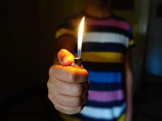 С 1 сентября детям в Петербурге перестанут продавать зажигалки