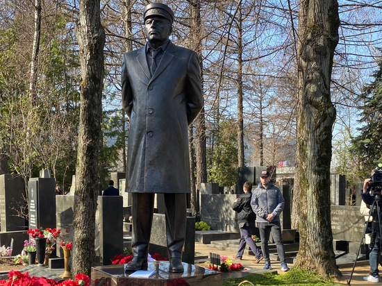 На памятнике лидеру ЛДПР выбита цитата из интервью Познера