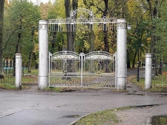 В Балтийске власти снесли исторические ворота в парк Головко